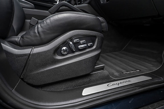 Porsche Cayenne 25 of 30