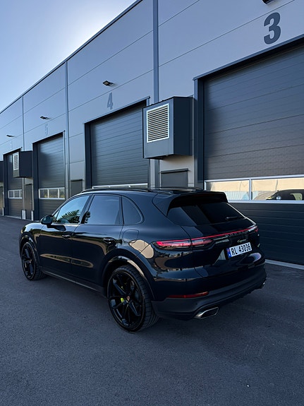Porsche Cayenne 4 of 30