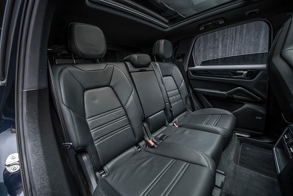 Porsche Cayenne 16 of 30