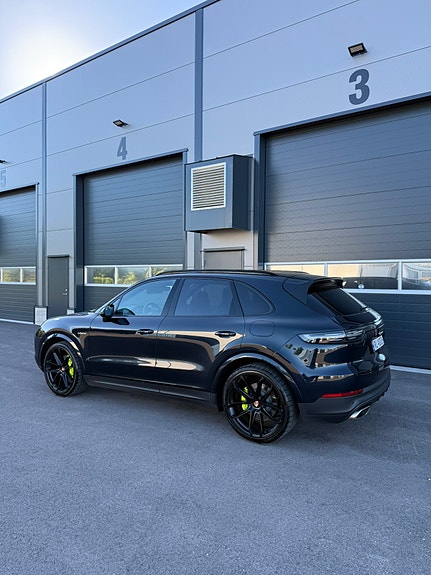 Porsche Cayenne 2 of 30