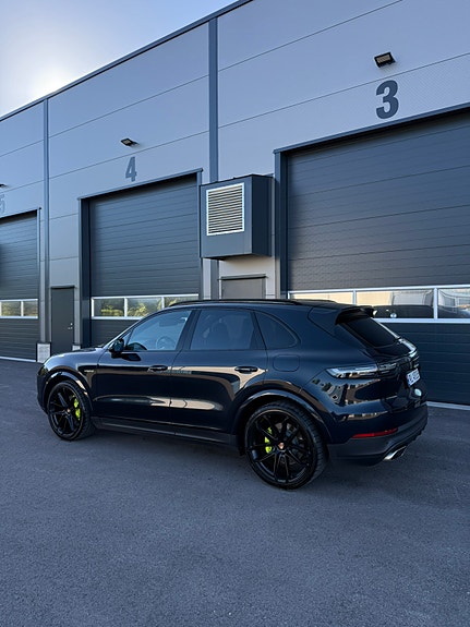 Porsche Cayenne 3 of 30