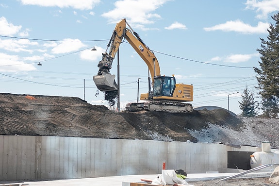 Bygging av støyvoll og støttemur