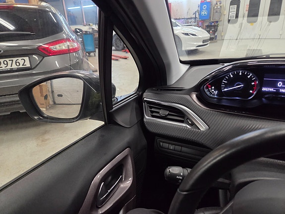 Peugeot 2008 9 of 19
