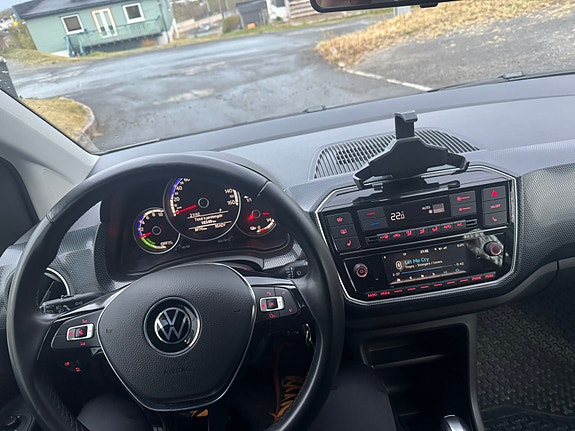 Volkswagen UP! 4 of 5