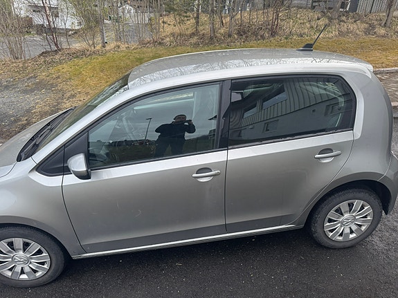 Volkswagen UP! 2 of 5
