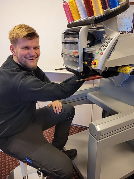 Servicearbeid på broderingsmaskin