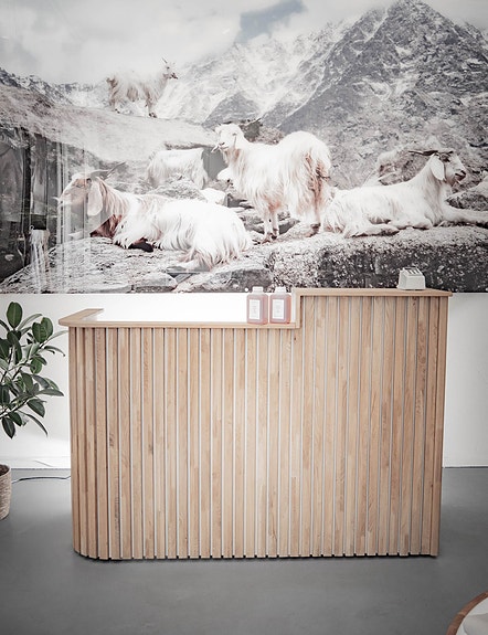 Interiør detaljer, alle møbler og interiør i Kashmina sine butikker er egendesignet og alltid i myke tre materialer