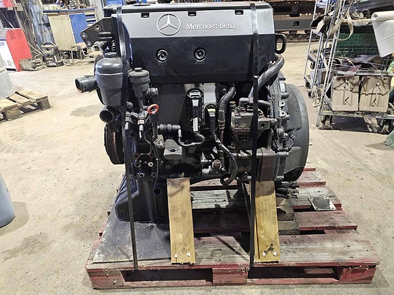 Andre Mercedes-Benz LA904