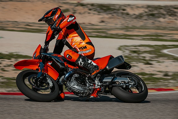 KTM 690 SMC R – STOP GROWING UP 7 of 19