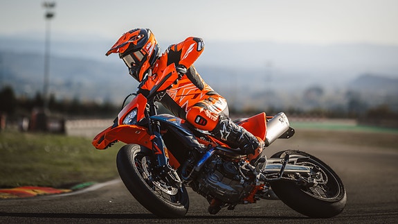 KTM 690 SMC R – STOP GROWING UP 5 of 19