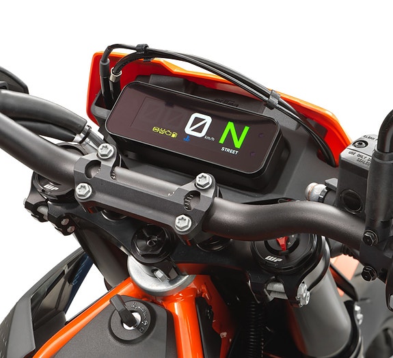 KTM 690 SMC R – STOP GROWING UP 16 of 19