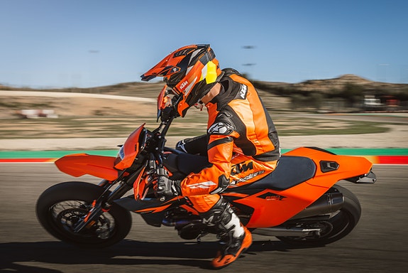 KTM 690 SMC R – STOP GROWING UP 8 of 19
