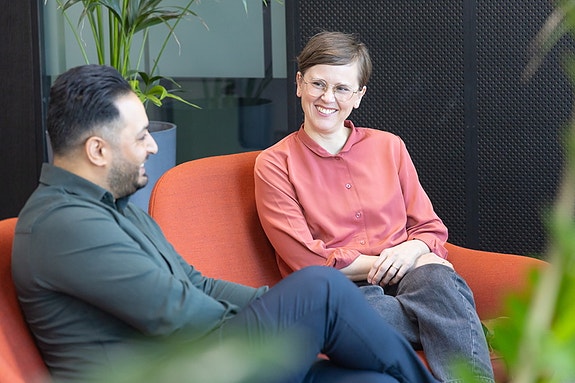 To kollegaer som snakker sammen i sosial sone