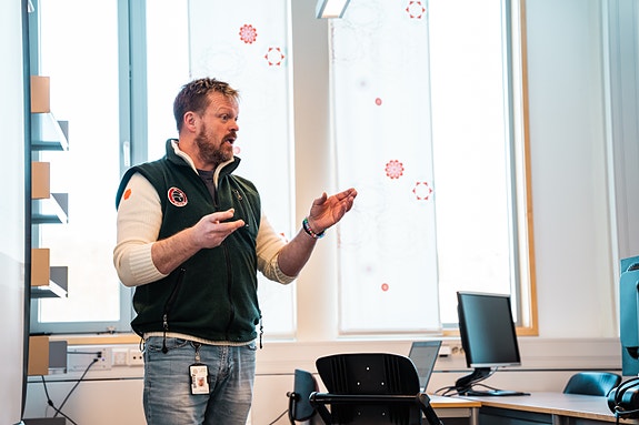 Er du vår nye kollega? Vi søker maskiningeniør til undervisning. (foto: Tingh AS)