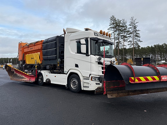 Scania R540 tridem kroklyft underliggande skjaer, komplett med front og sidoplog + saltspridare