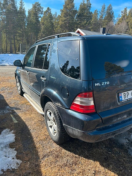 Mercedes-Benz ML270 4 of 9