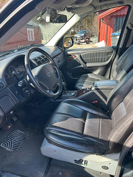 Mercedes-Benz ML270 7 of 9