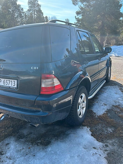 Mercedes-Benz ML270 2 of 9