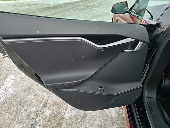 Tesla Model S 11 of 16