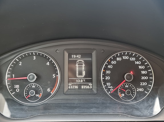Volkswagen Caravelle 7 of 14