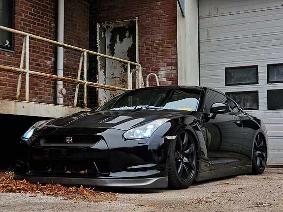 Nissan GT-R 16 of 27