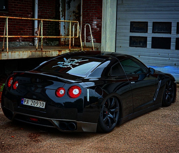 Nissan GT-R 15 of 27
