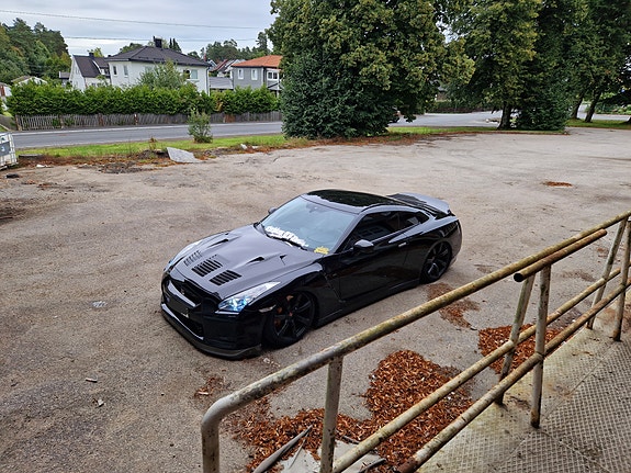 Nissan GT-R 19 of 27