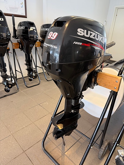 Suzuki DF 9,9 a Kort stamme. Komplett 2013 mod ferskvannkjørt. Selges rimelig