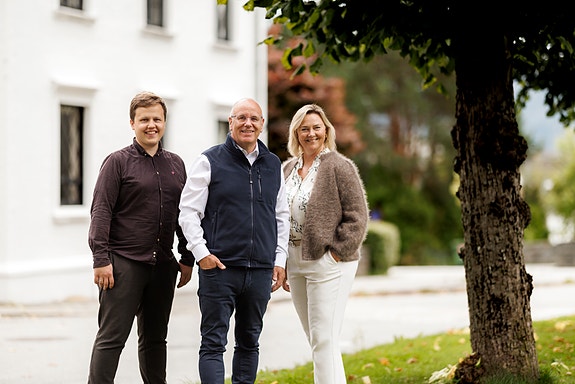 Nestleiar i styret Atle Vasbotn Remmereit, dagleg leiar Arne Lothe, styreleiar i stiftinga Sigrun Heltne Vartdal