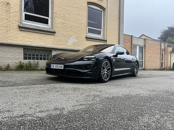 Porsche Taycan 3 of 5