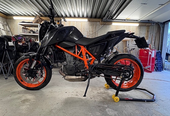 KTM 690 Duke R 3 of 5