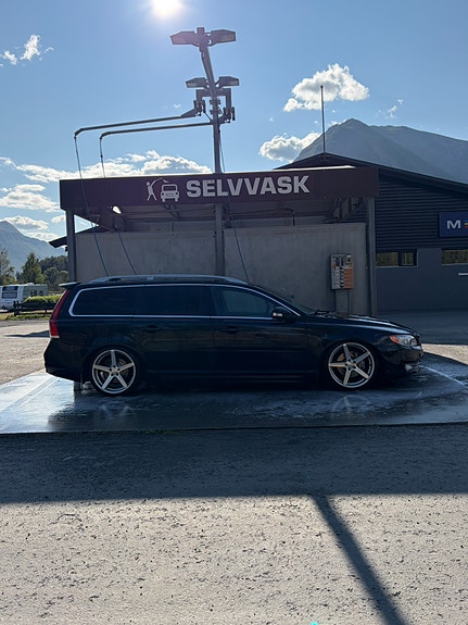 Volvo V70 2 of 14
