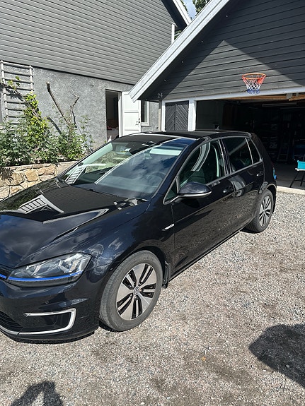 Volkswagen e-Golf VII 2 of 16