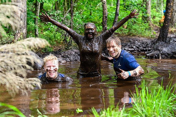 Endre, Benedikte (i gjørme) og Konrad. Lærlinger og tidligere lærlinger som får testet seg på en litt annerledes fagprøve: Trolljegerprøven.