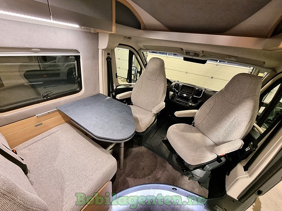 Pøssl Trenta 640 | NYBIL / 180 hk / 8-trinn Automatgir / 180 hk / Langsgående senger / Truma Combi E / Lettmetallfelger / Comfort-Close +++ 10 of 30