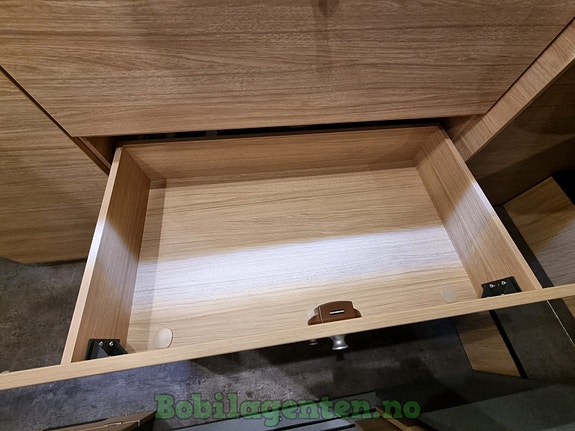 Pøssl Trenta 640 | NYBIL / 180 hk / 8-trinn Automatgir / 180 hk / Langsgående senger / Truma Combi E / Lettmetallfelger / Comfort-Close +++ 26 of 30