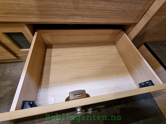 Pøssl Trenta 640 | NYBIL / 180 hk / 8-trinn Automatgir / 180 hk / Langsgående senger / Truma Combi E / Lettmetallfelger / Comfort-Close +++ 27 of 30