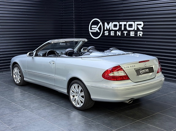Mercedes-Benz CLK350 5 of 30