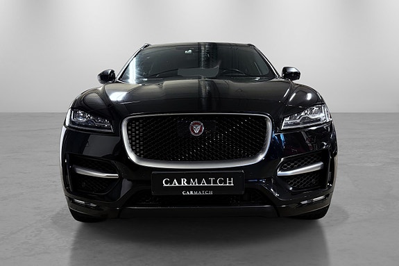 Jaguar F-PACE 2 of 5