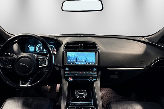 Jaguar F-PACE 28 of 30