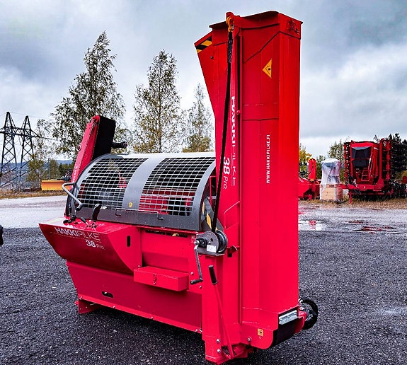 Hakki Pilke Pro 38 med HakkiFeed INKLUDERT 422 stokkebord