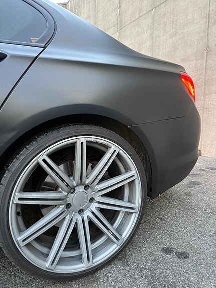 BMW 730d 3 of 5