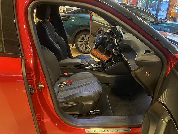 Peugeot e-2008 15 of 30