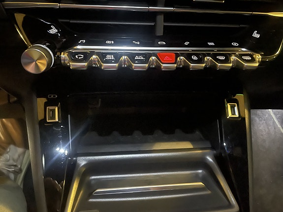 Peugeot e-2008 24 of 30