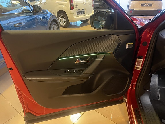 Peugeot e-2008 8 of 30