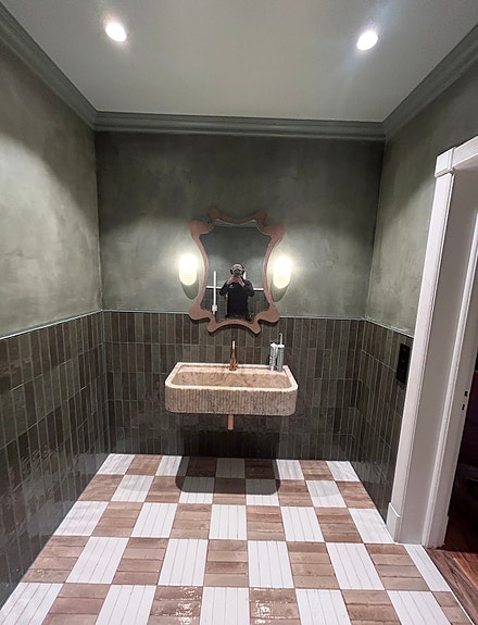 Oppføring av HC-toalett, designet av interiørarkitekt