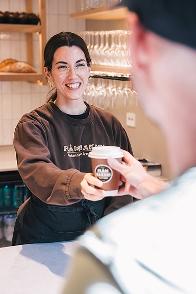 Barista coffe and smiles at Flåm Bakery