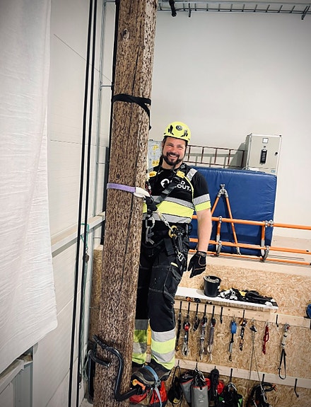 Arne, vår IT Operations & Security Lead / Field Technician, under klatretrening på Tranamarka.