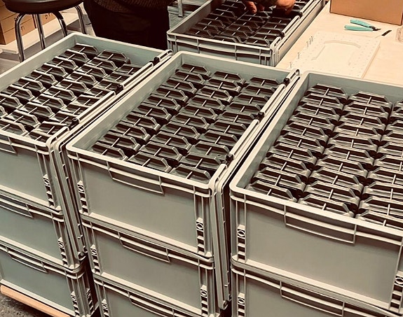 Fra produksjonslokalene våre: 300 ferdigproduserte sensorer klare til å sendes til kunde.