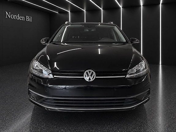 Volkswagen Golf VIII 2 of 30